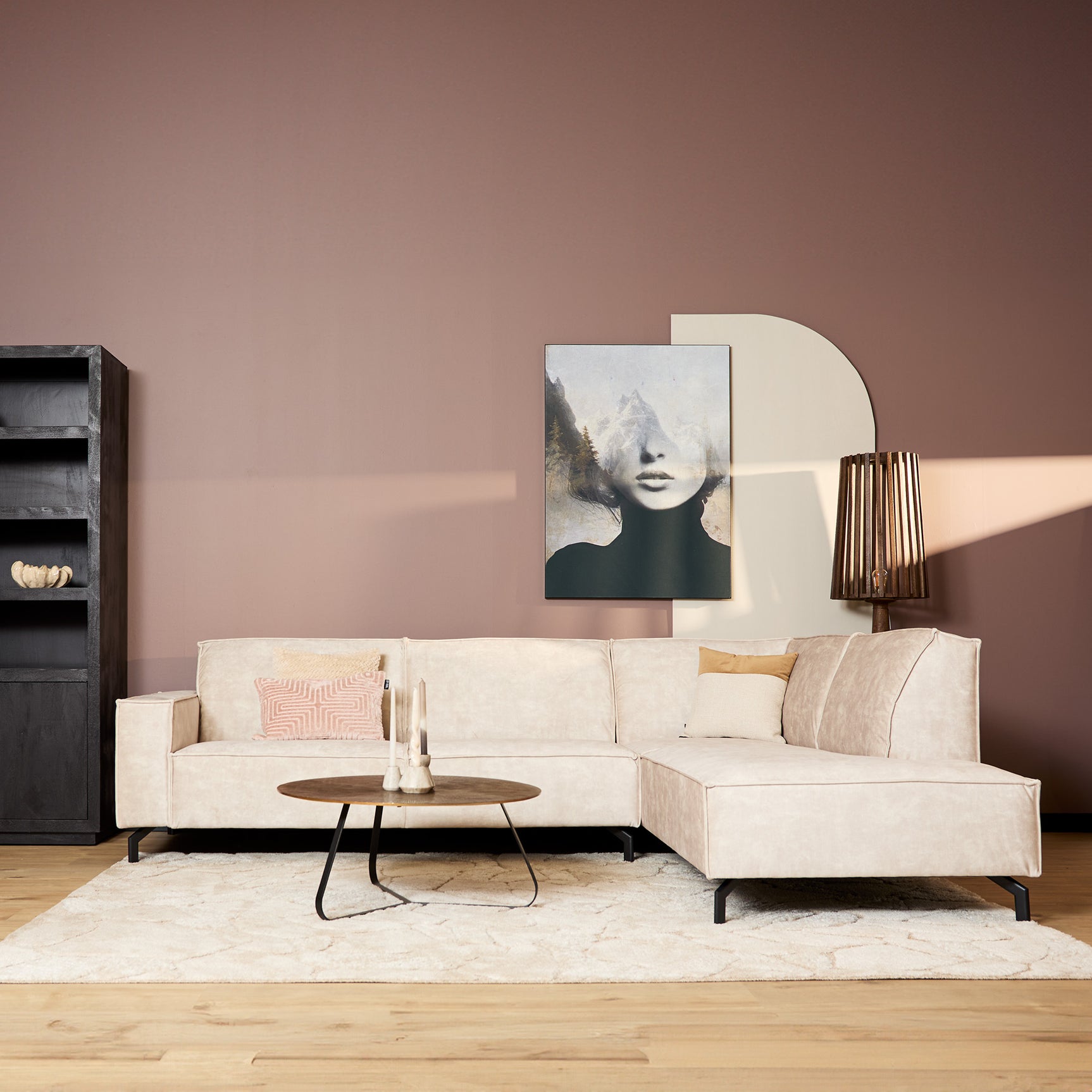 Beige fluwelen hoekbank met chaise rechts, kussens en lage zwarte poten