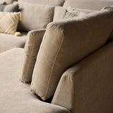 Beige bank met afgeronde rugkussens en decoratieve kussens, zachte stof