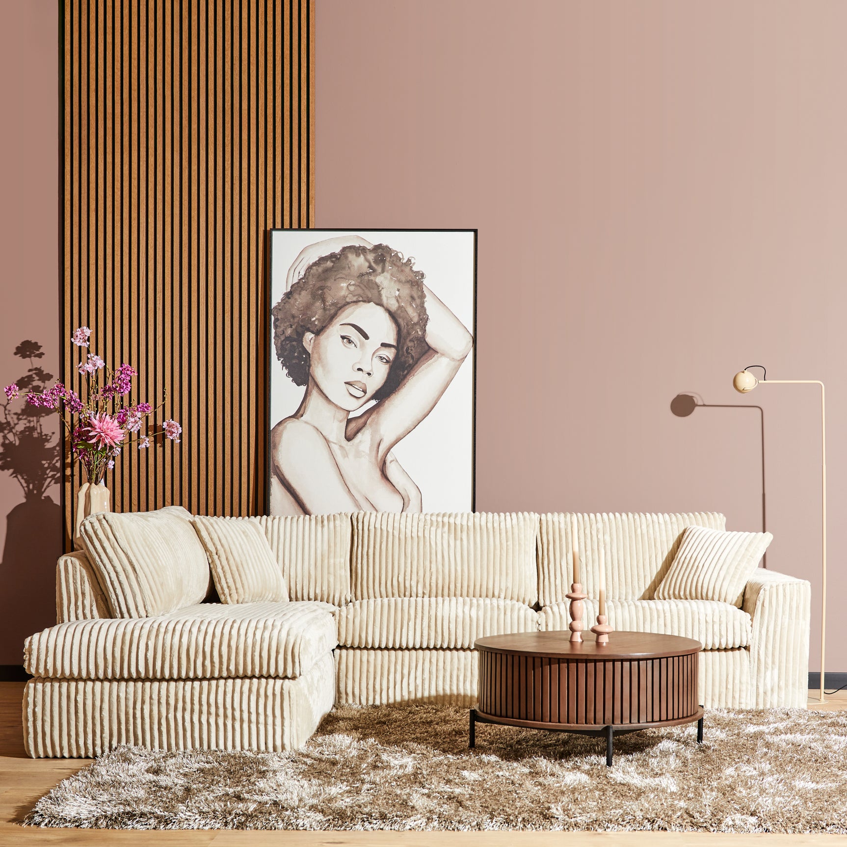 Beige Teddy bank met ribstructuur en lage zitbank met sierkussens