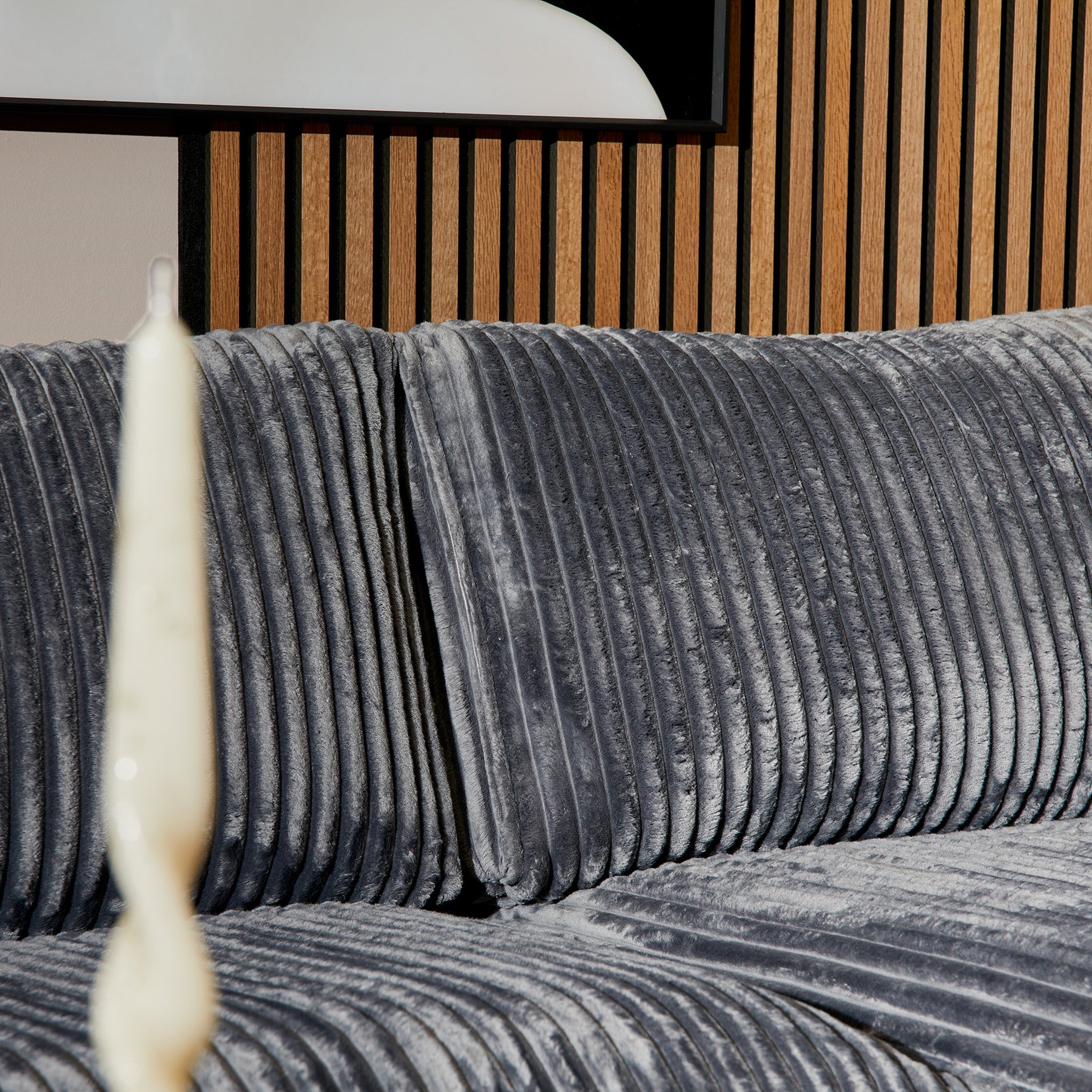 MySofa Teddy bank: close-up van antraciet ribfluwelen rug- en zitkussens