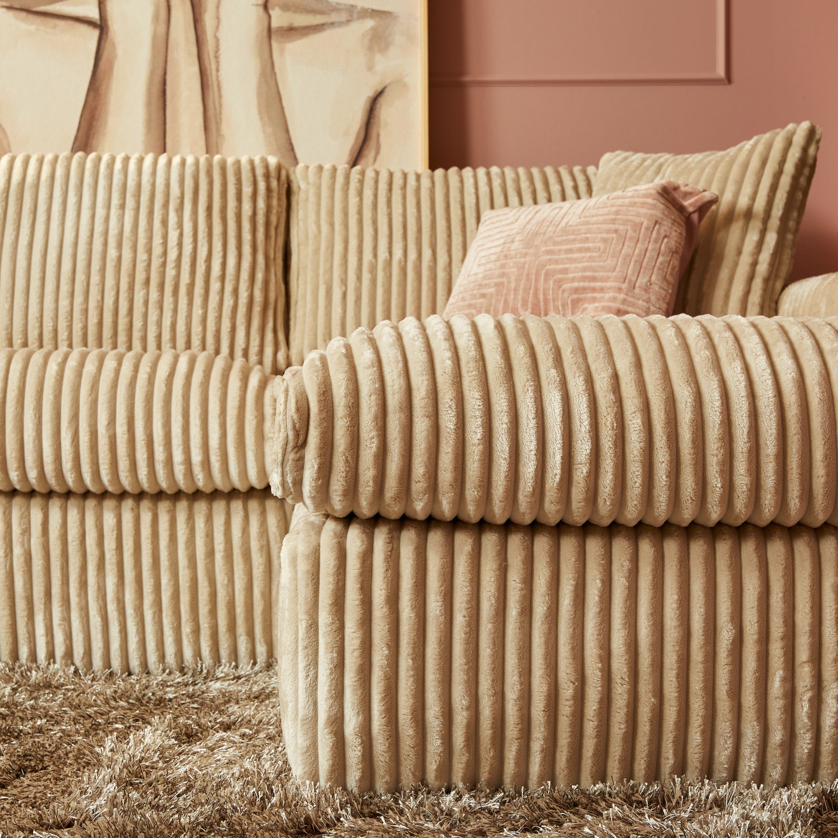 MySofa Teddy U-bank: close-up van beige geribde armleuning en zitkussen