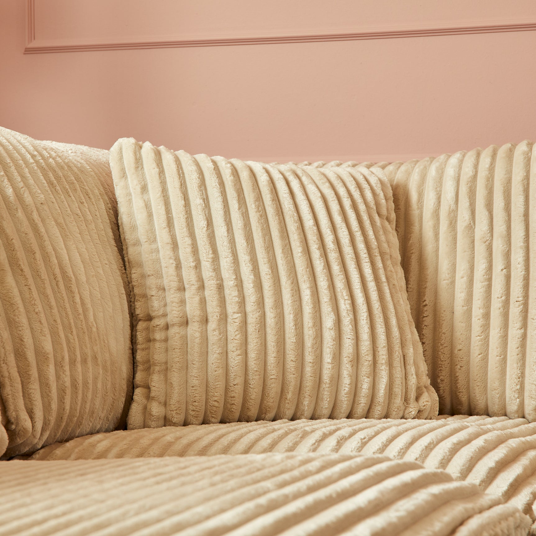 MySofa Teddy U-bank: close-up van beige geribde kussens en rugkussens