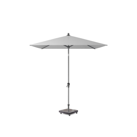 Parasol met lichtgrijze doek en metalen staander, vierkante voet