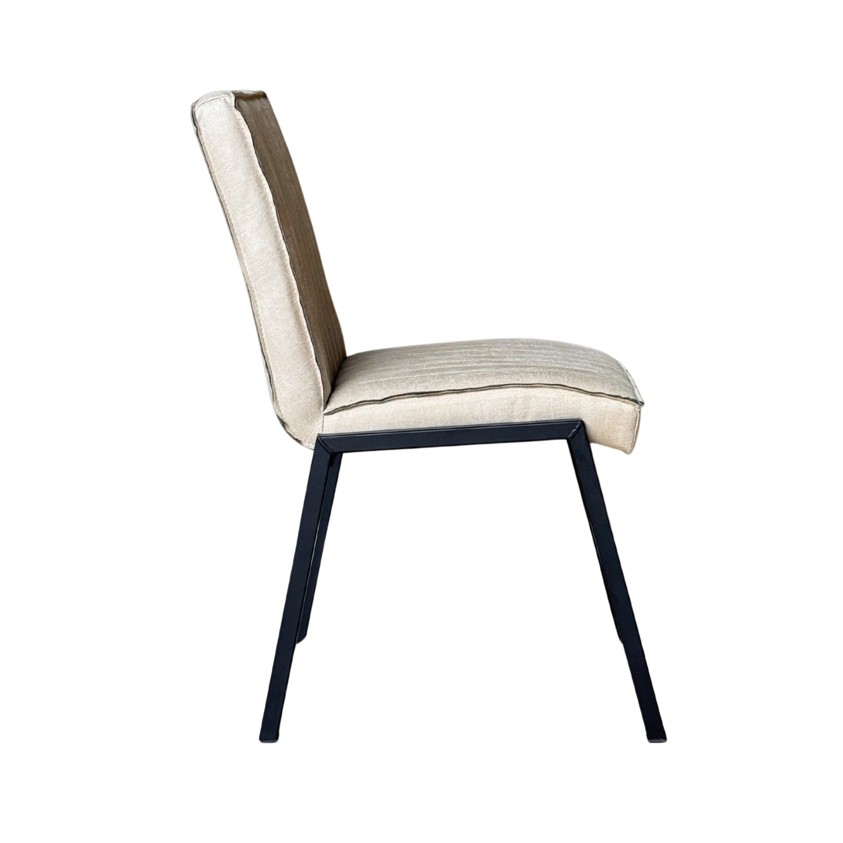 Eetkamerstoel met beige stoffering en hoge rug, licht gebogen zitting en donkerblauwe poten