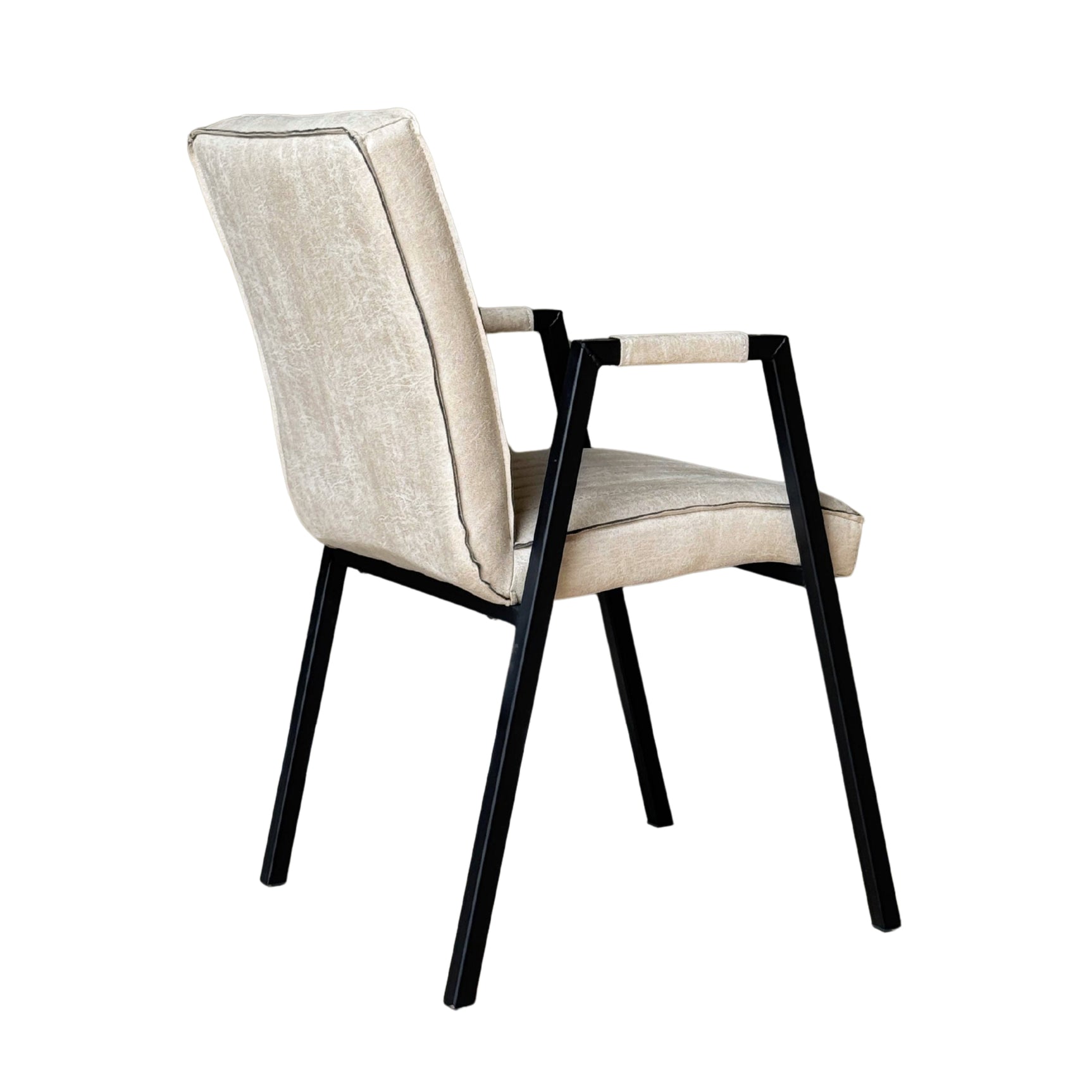 Eetkamerstoel met armleuningen, beige bekleding met rechte stiksels, zwart frame, zijdelings bekeken