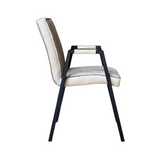 Eetkamerstoel met armleuningen, beige bekleding, smal zwart frame, zijdelingse kijk vanuit hoek
