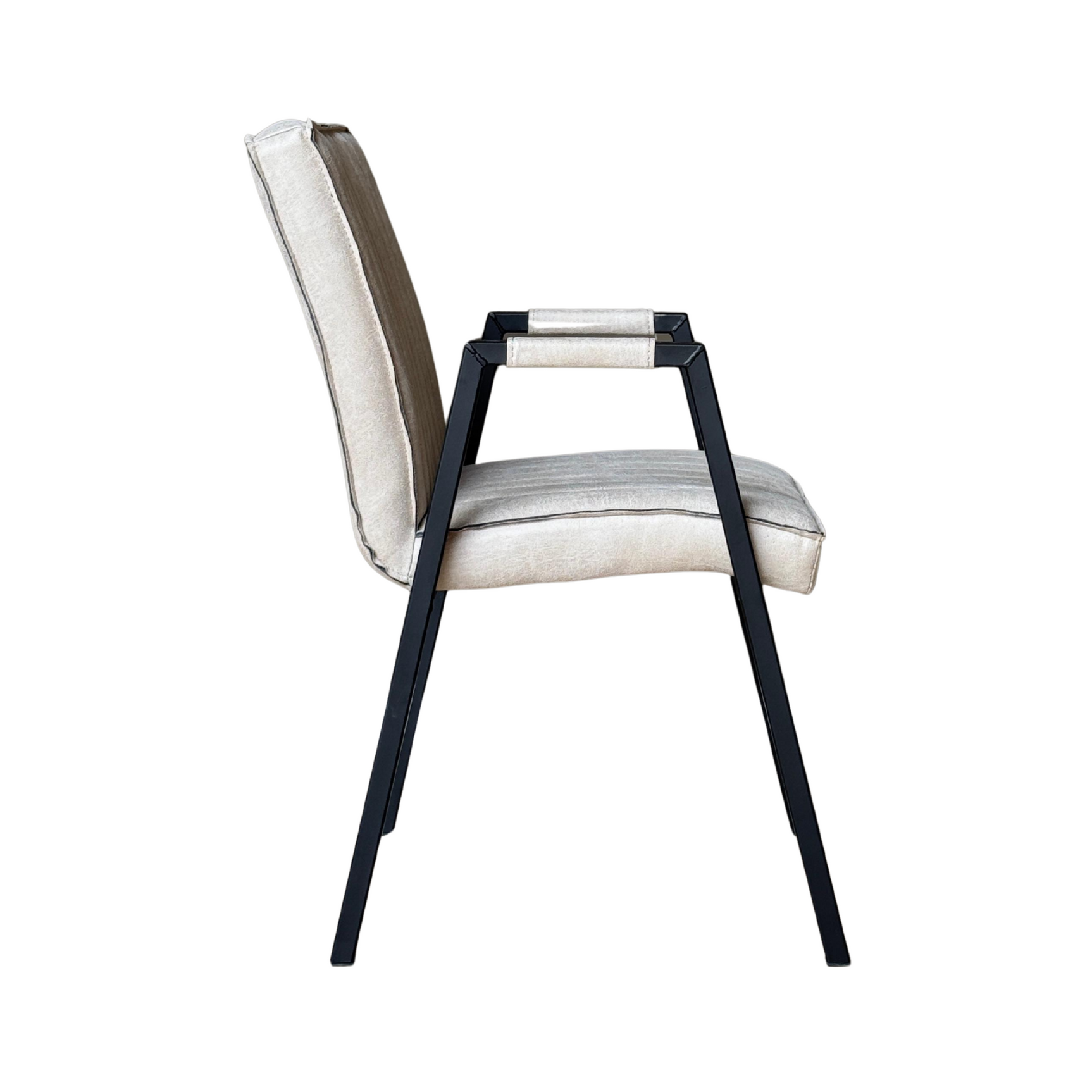 Eetkamerstoel met armleuningen, beige bekleding, smal zwart frame, zijdelingse kijk vanuit hoek