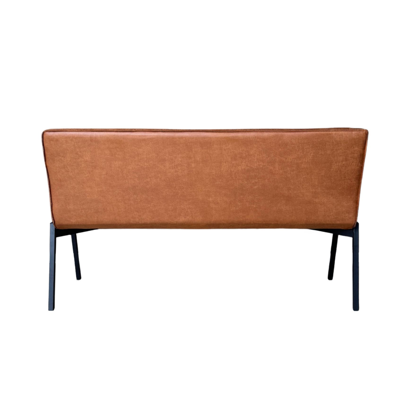 Cognac eetkamerbank met gladde rugbekleding en zwarte metalen poten.
