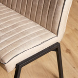 Beige eetkamerbankzitting met ribbelstructuur en afgeronde armleuning, zwarte poot