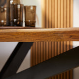 Ovale eetkamertafel Brandy met bruin blad en zwarte metalen poten onder het blad