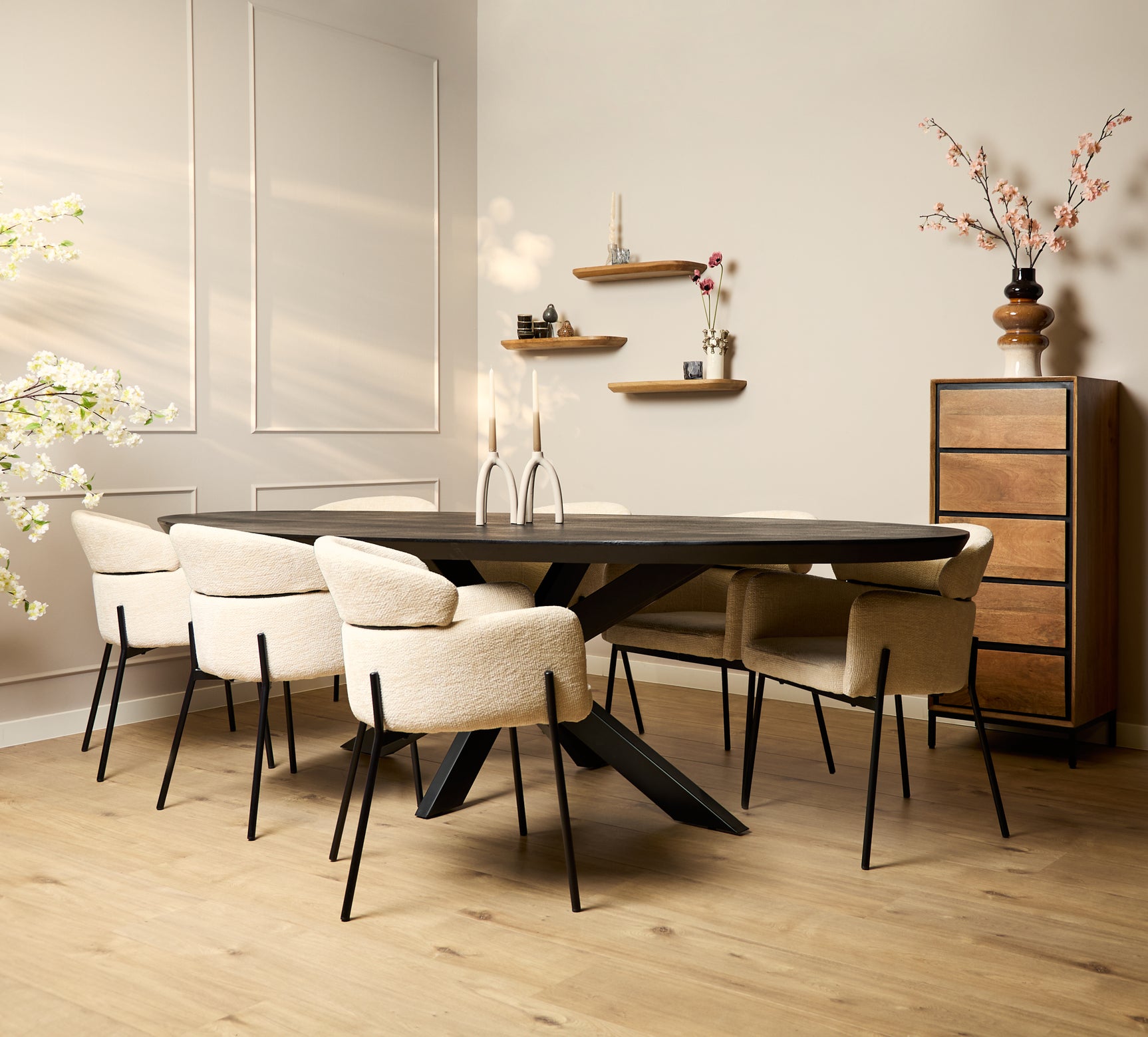 Ovale eettafel met zwart blad en kruisvormig onderstel