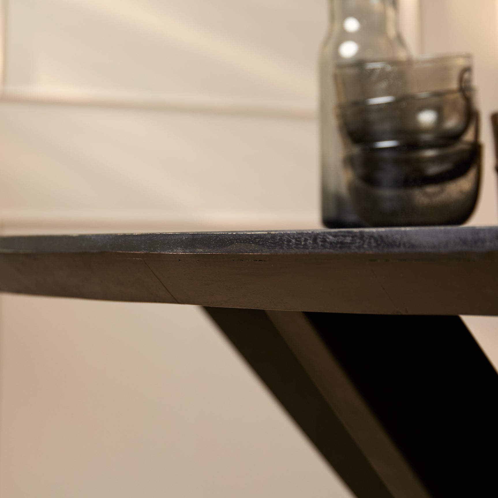 Zwarte ovale eettafel, zijaanzicht van blad en onderstel