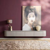Taupe tv-meubel met 4 frontpanelen en lage afgeronde vorm, op slanke pootjes