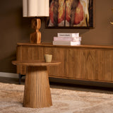 Ronde salontafel van hout, naturel met taps toelopende geribbelde poot