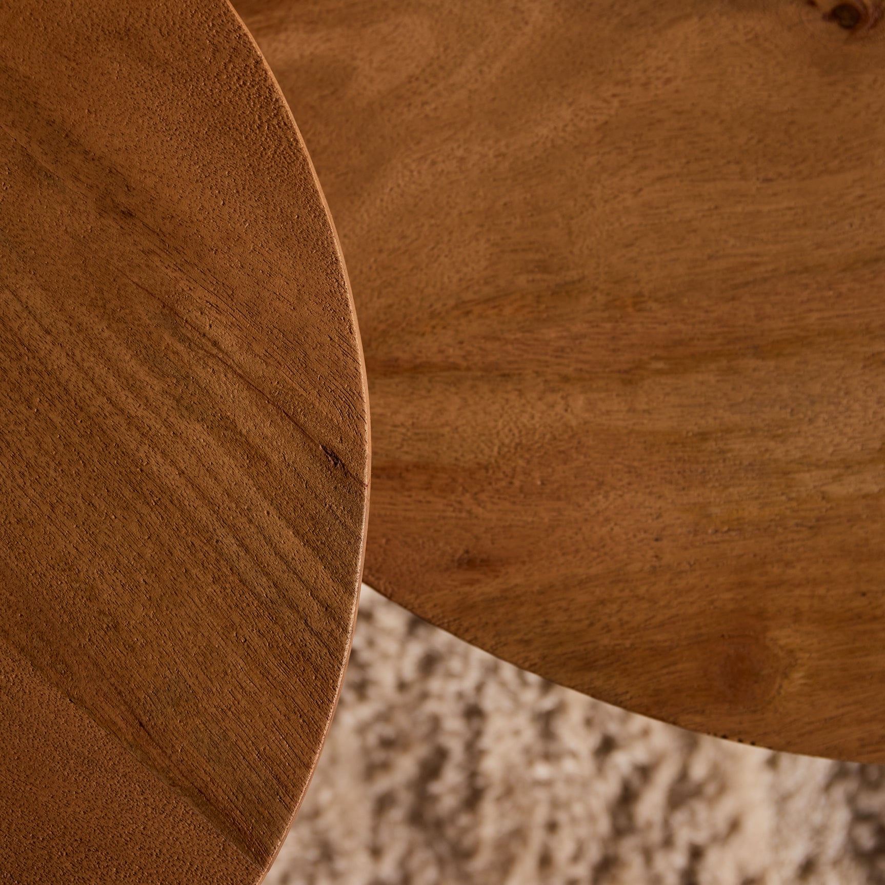 Salontafel Solana naturel hout: close-up van rond bladrand
