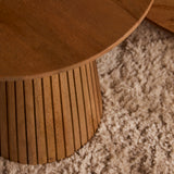 Salontafel Solana naturel hout: ribbels van centrale poot bij de vloer