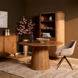 Ronde eettafel met naturel houten blad en centrale ribbelsokkel, met bijpassende stoel
