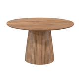 Studiofoto: ronde naturel houten eettafel met centraal ribbelvormig onderstel