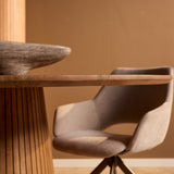 Eettafel Solana: ovale houten rand en cilindervormige centrale poot met naturel hout