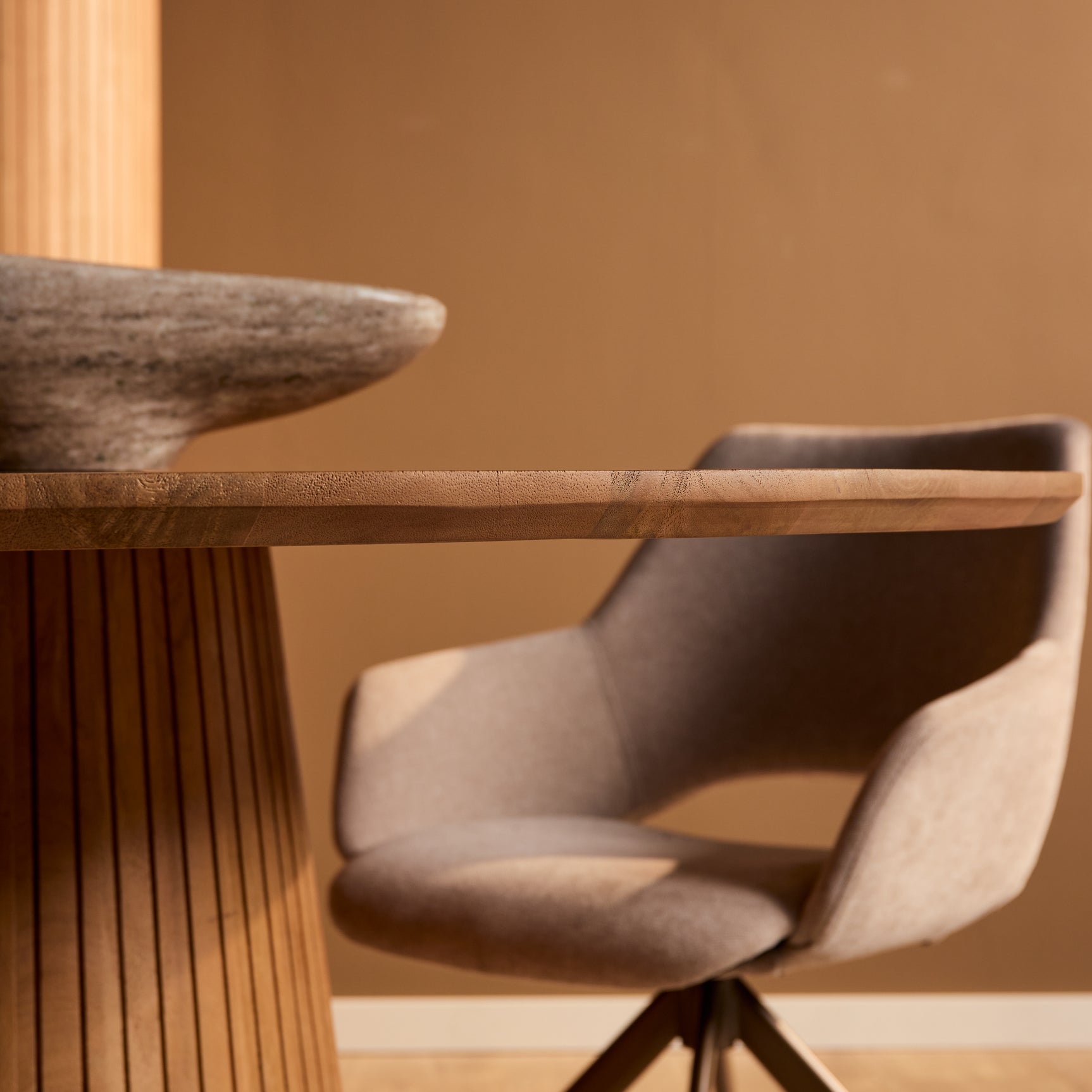 Eettafel Solana: ovale houten rand en cilindervormige centrale poot met naturel hout