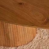 Eettafel Solana: close-up van rond houtnerf blad en geribbelde tafelpoten, naturel