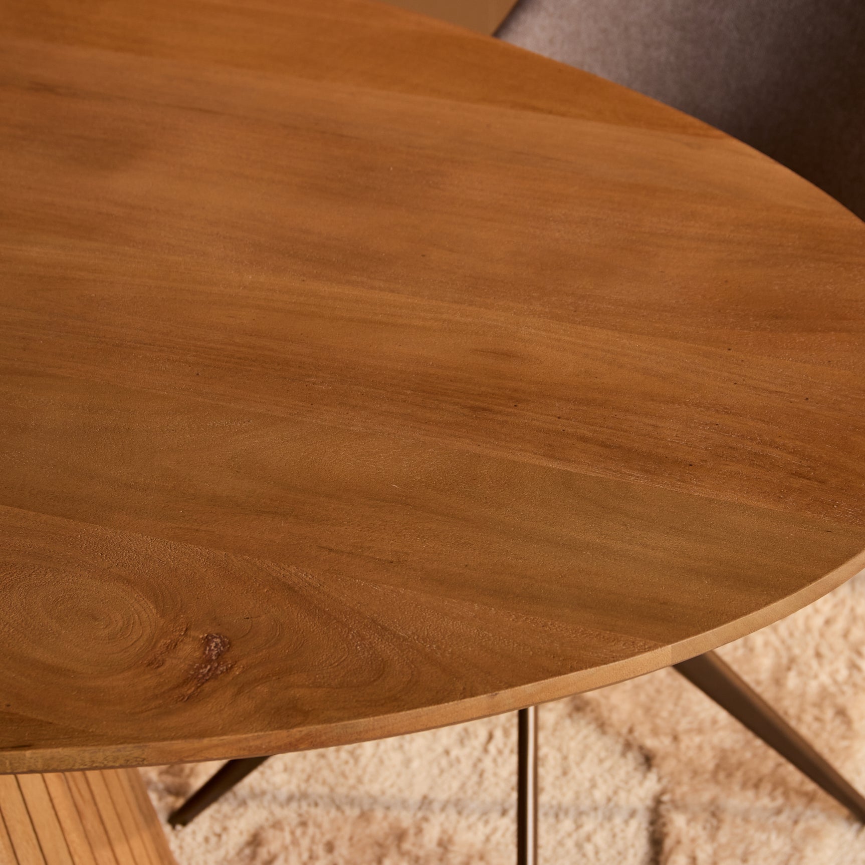 Eettafel Solana: close-up van ovale bladzijde met houtnerf en ronde rand, naturel hout