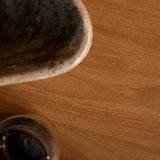 Eettafel Solana: detail van houtnerf en afgeronde rand bij het blad en poot, naturel