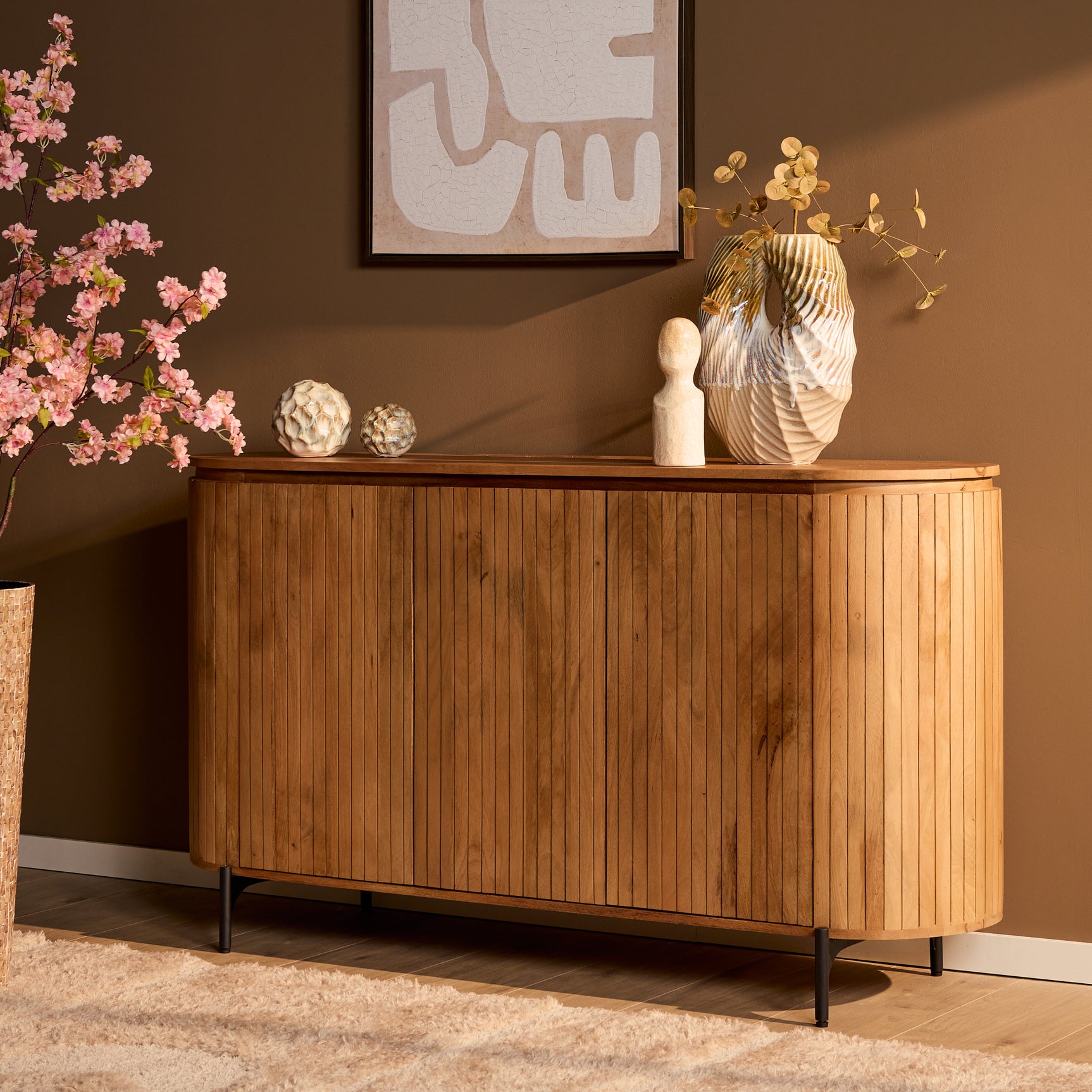 Dressoir met schuifdeuren van naturel hout, rechthoekig en op zwarte pootjes.