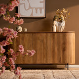 Dressoir Solana naturel met geribbelde deuren, opstaande poten en vaas bovenop