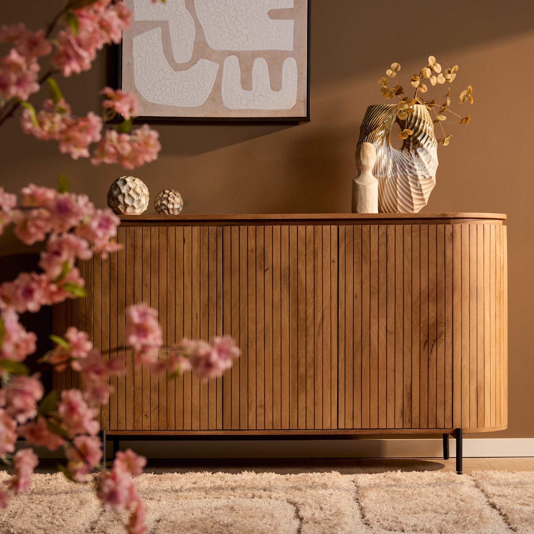 Dressoir Solana naturel met geribbelde deuren, opstaande poten en vaas bovenop
