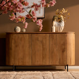 Dressoir met naturel hout en verticale latten, op zwarte pootjes, met brede bovenkant.