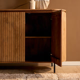 Dressoir met geopende deur, zicht op binnenplank en naturel hout, op zwarte pootjes.