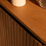 Dressoirblad van naturel hout met ronde rand; verticale latten op het zijpaneel.