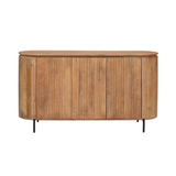 Dressoir op witte achtergrond, naturel hout met verticale latten en schuifdeuren.