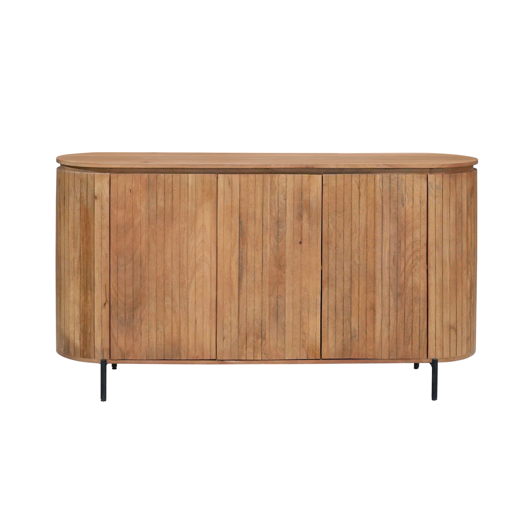 Dressoir op witte achtergrond, naturel hout met verticale latten en schuifdeuren.