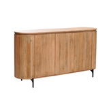 Dressoir in naturel hout met gebogen zijkanten en schuifdeuren, op zwarte pootjes.