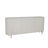 Zandkleurig dressoir met geribde frontpanelen en slanke houten poten