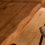Houten tafelblad met duidelijke nerf en warme houttint