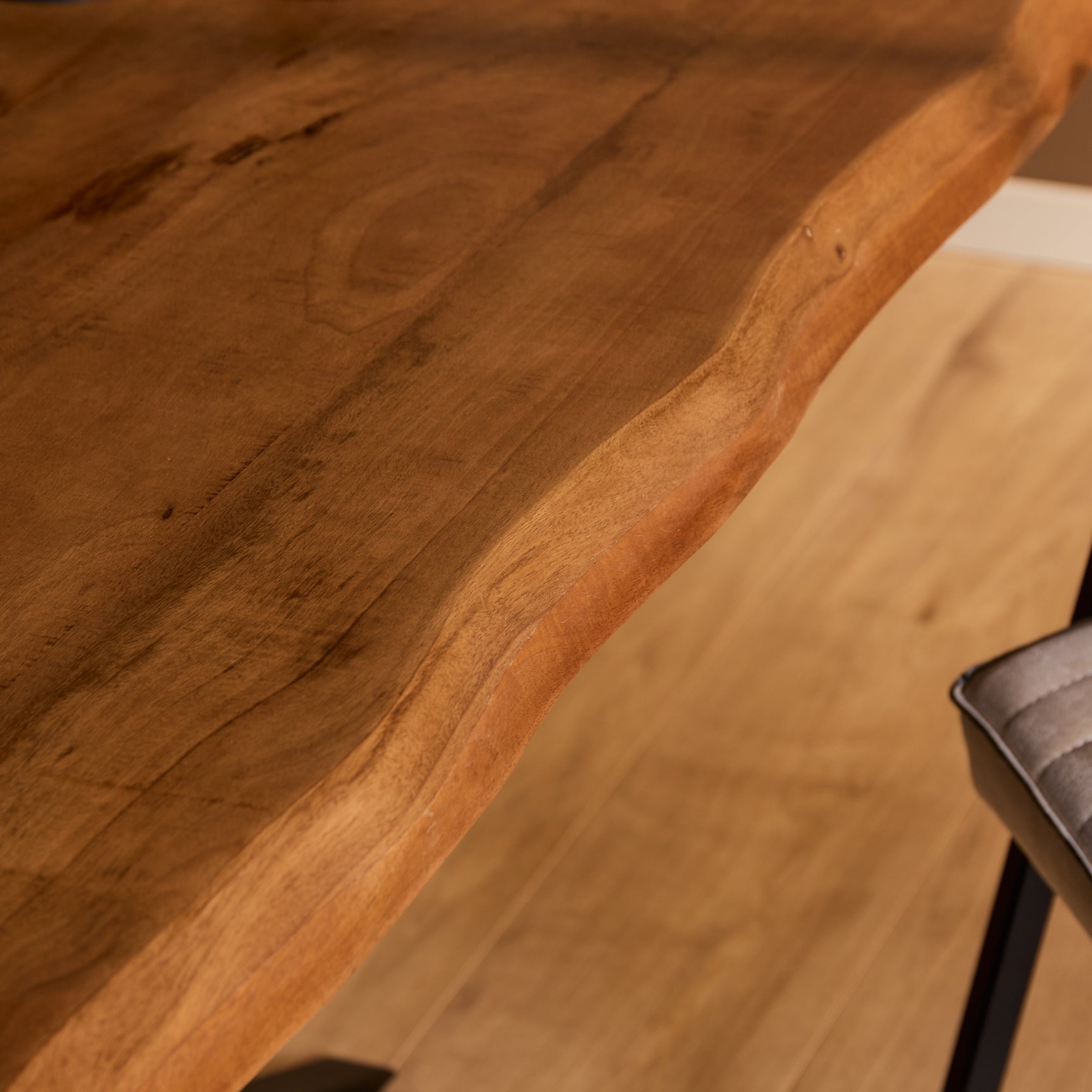 Houten tafelblad met duidelijke nerf en warme houttint