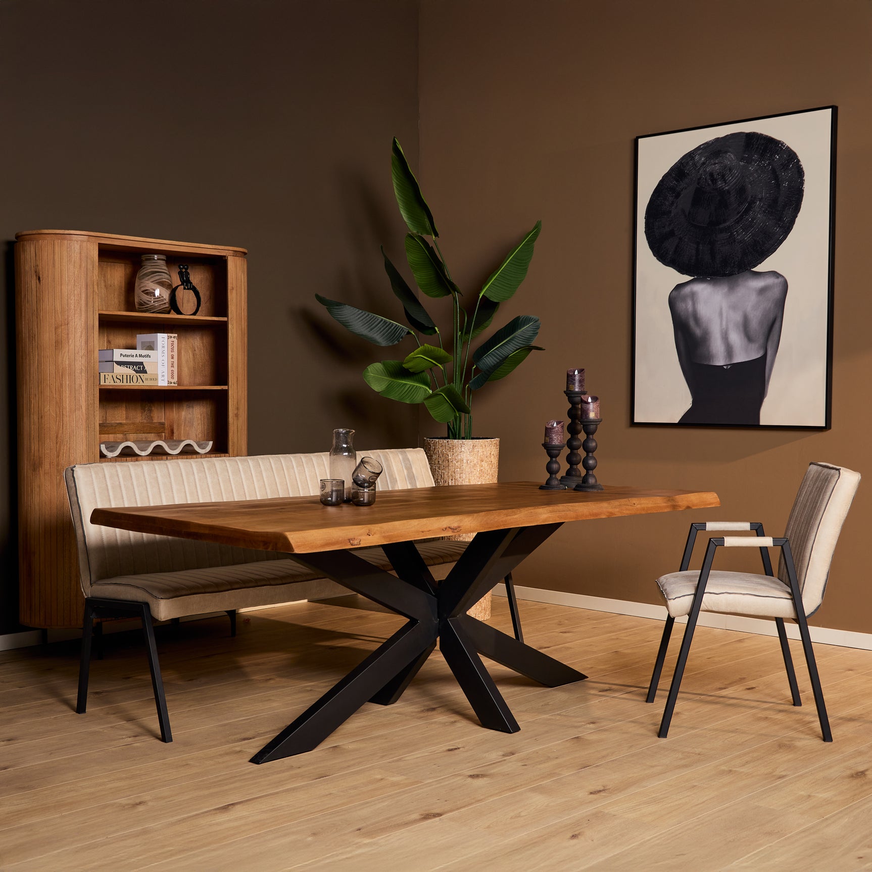 Boomstamtafel Boston met houten blad en zwarte X-poten, met twee stoelen
