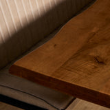 Boomstamtafel met afgeronde houten rand en zichtbare houtnerf