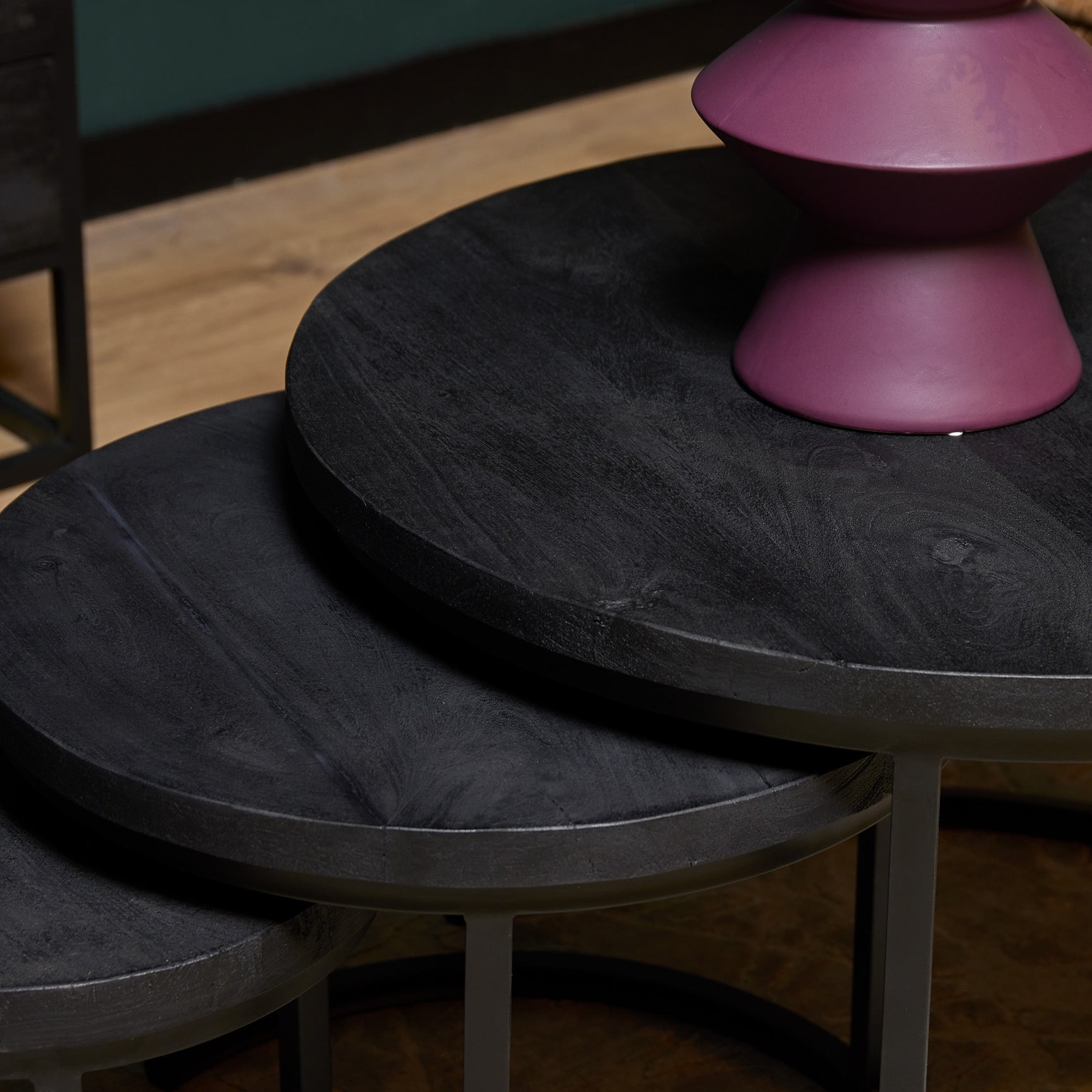 Zwarte ronde salontafel met houtnerf blad en rond onderstel, set van 3.