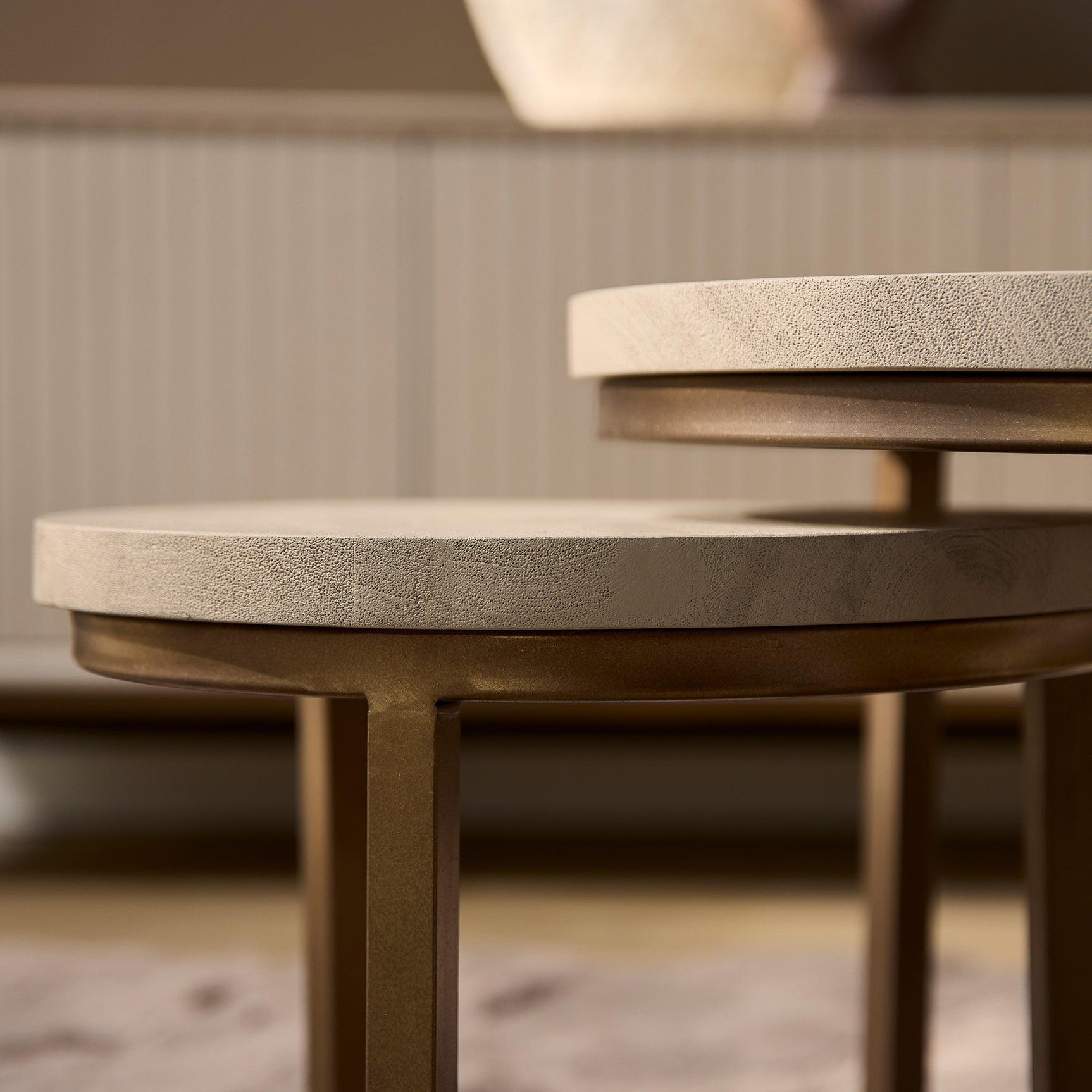Salontafel met rond zandkleurig blad en donkerbruine pootconstructie
