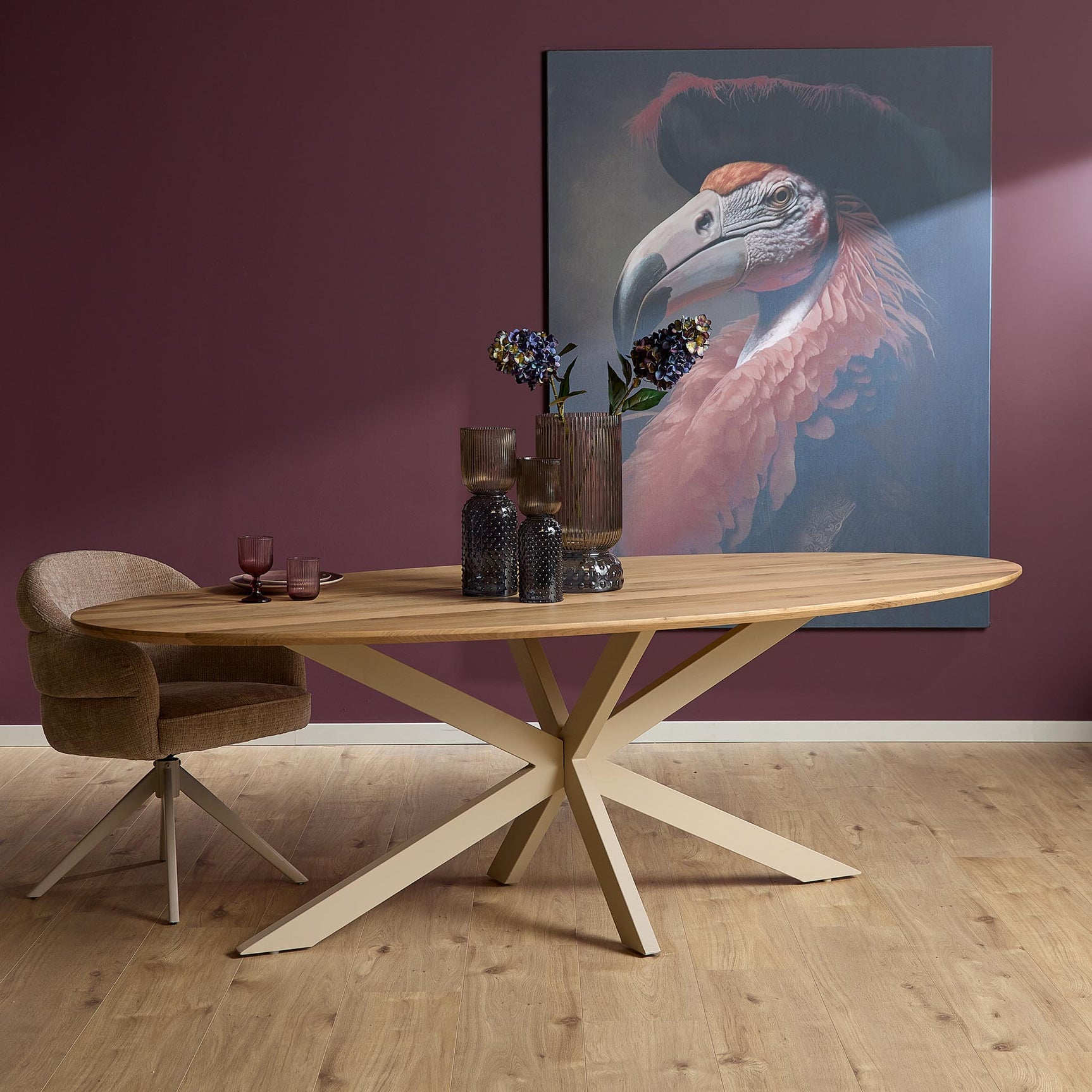 Ovale eiken eettafel met naturel blad en zandkleurige kruispoten.