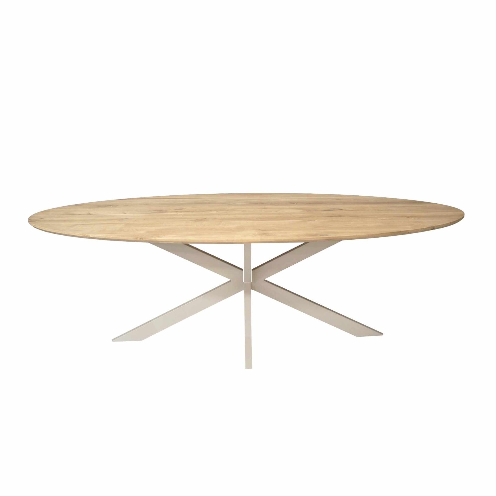 Ovale eettafel met naturel houten blad en lichte zandkleurige poten, frontaanzicht.