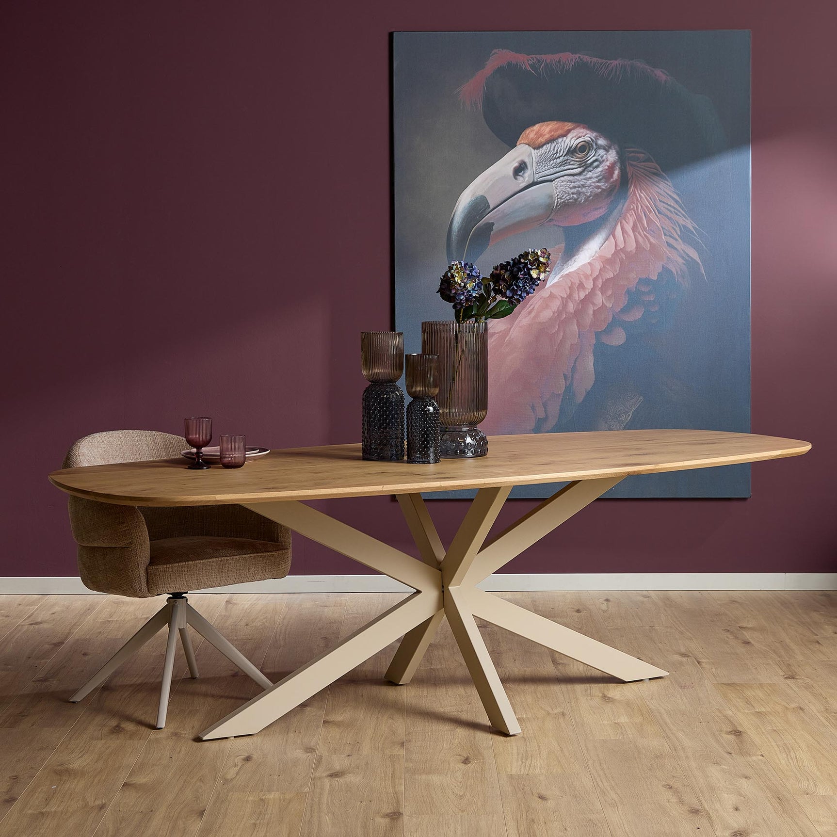 Eiken ovale eettafel met zandkleurig kruispootframe en naturel blad