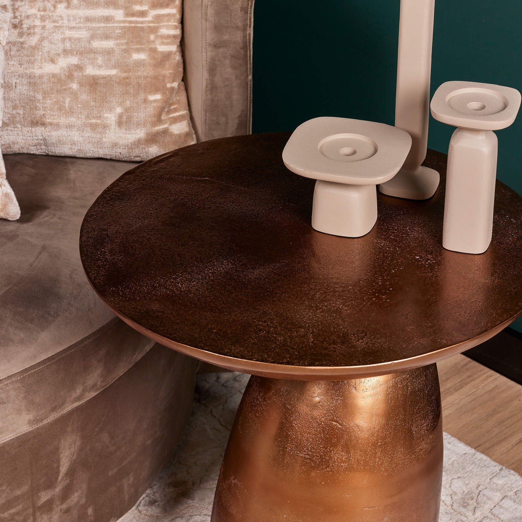Ronde bronskleurige bijzettafel met wit decor op het blad
