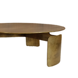 Ronde salontafel met rond metalen blad en drie goudkleurige poten vanuit zijkant