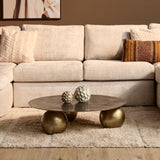 Ronde salontafel met goudkleurig blad op ronde pootjes, met metalen afwerking