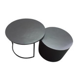 Set van twee ronde salontafels met donkergrijze bladen en zwarte metalen steun